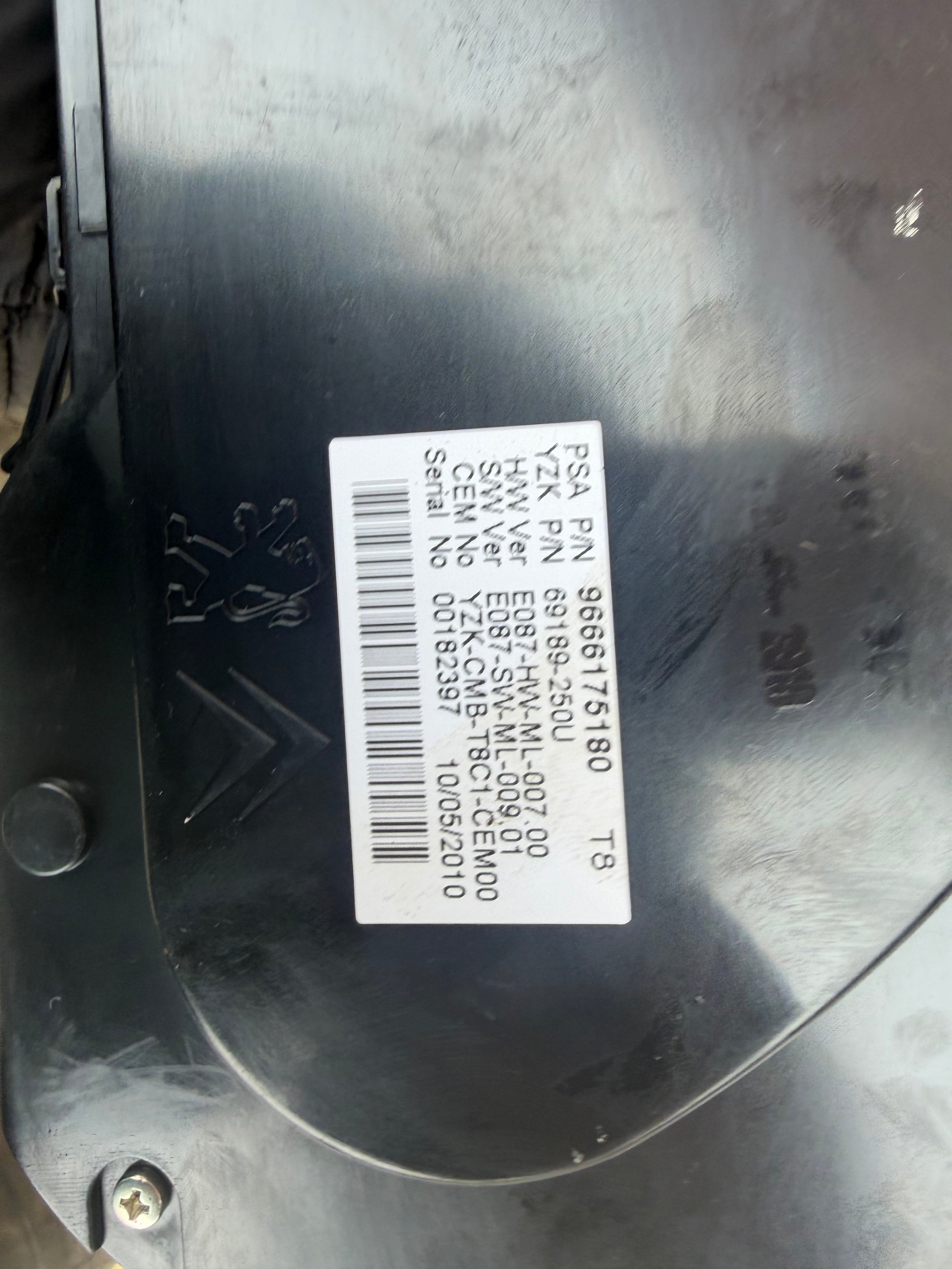 Peugeot 3008 2010 1.6 hdi semi auto instrument cluster