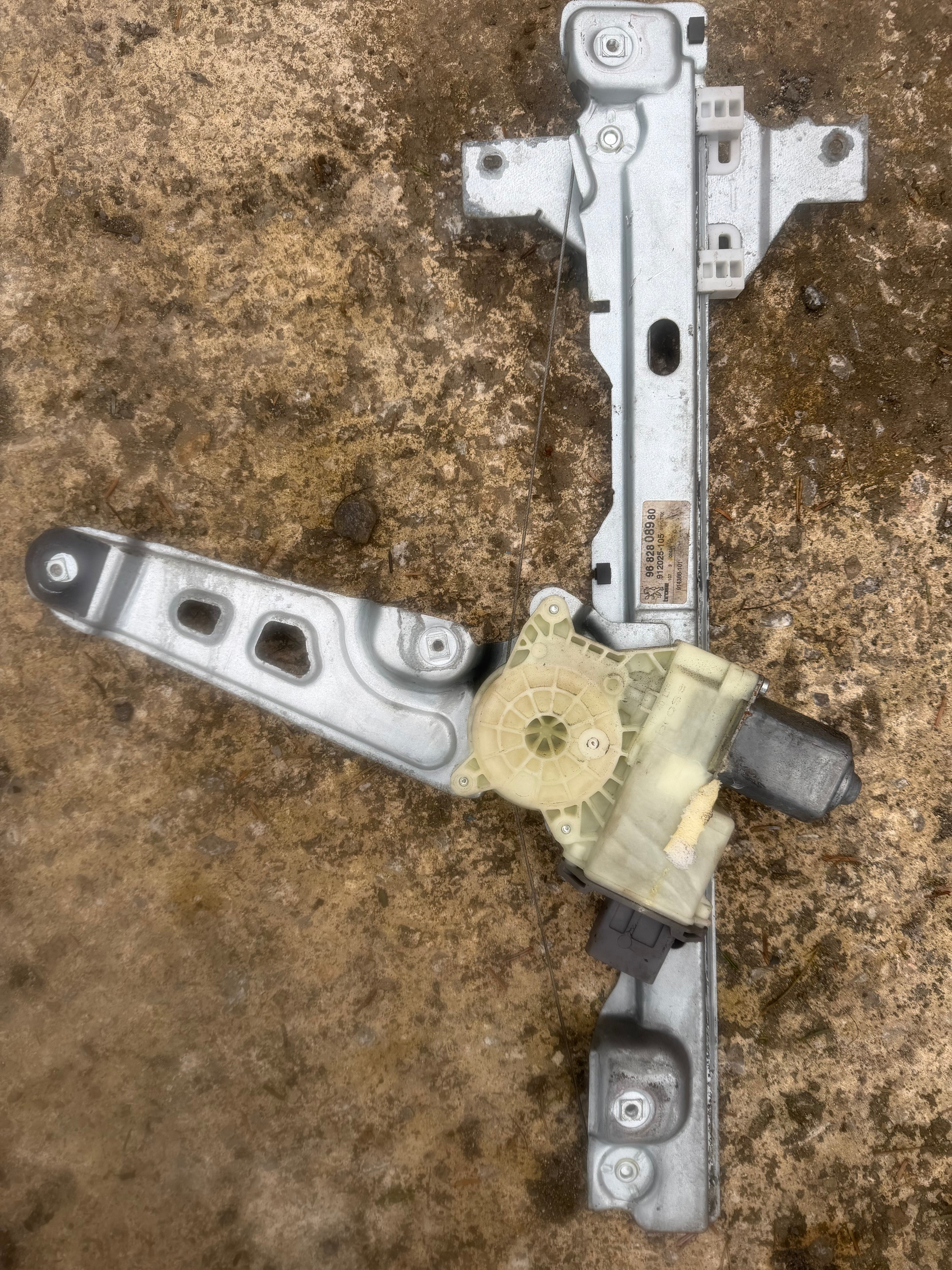 Peugeot 3008 2010 passenger front window reg