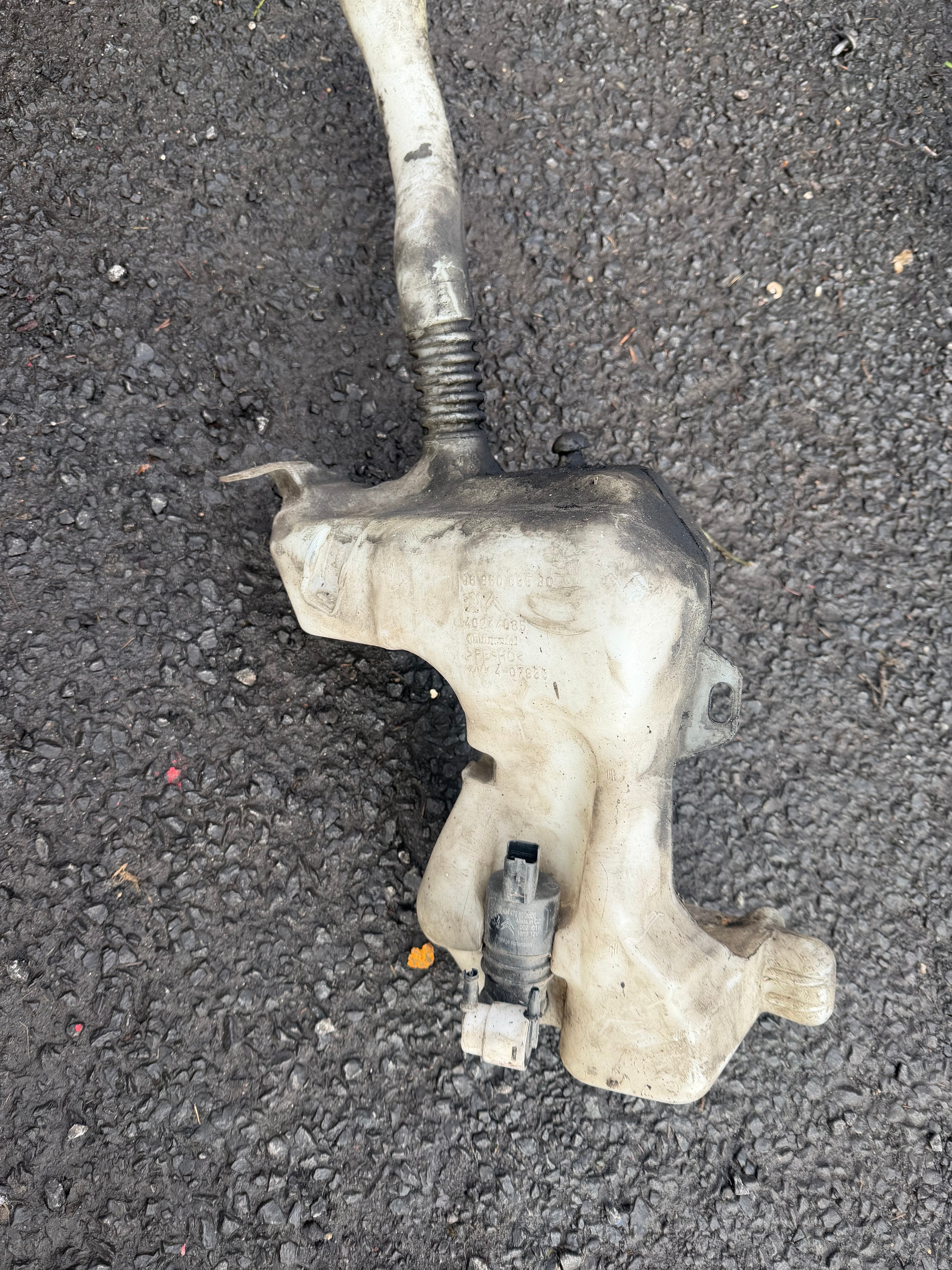 Peugeot 3008 2010 washer bottle and motor