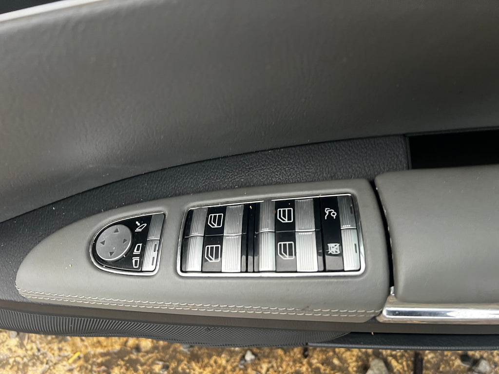 Mercedes Benz S320 2007 driver’s door