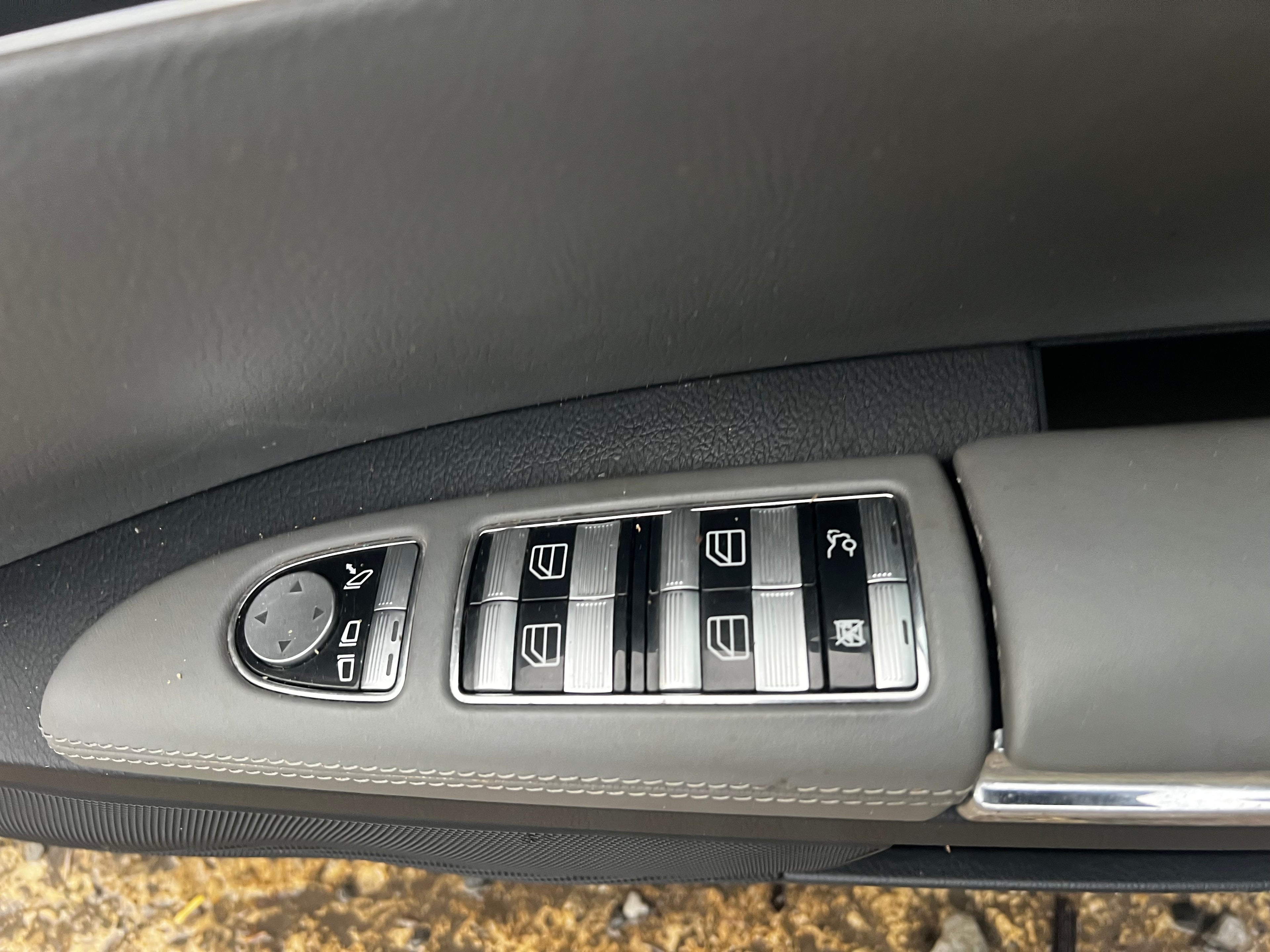 Mercedes Benz S320 2007 driver’s door