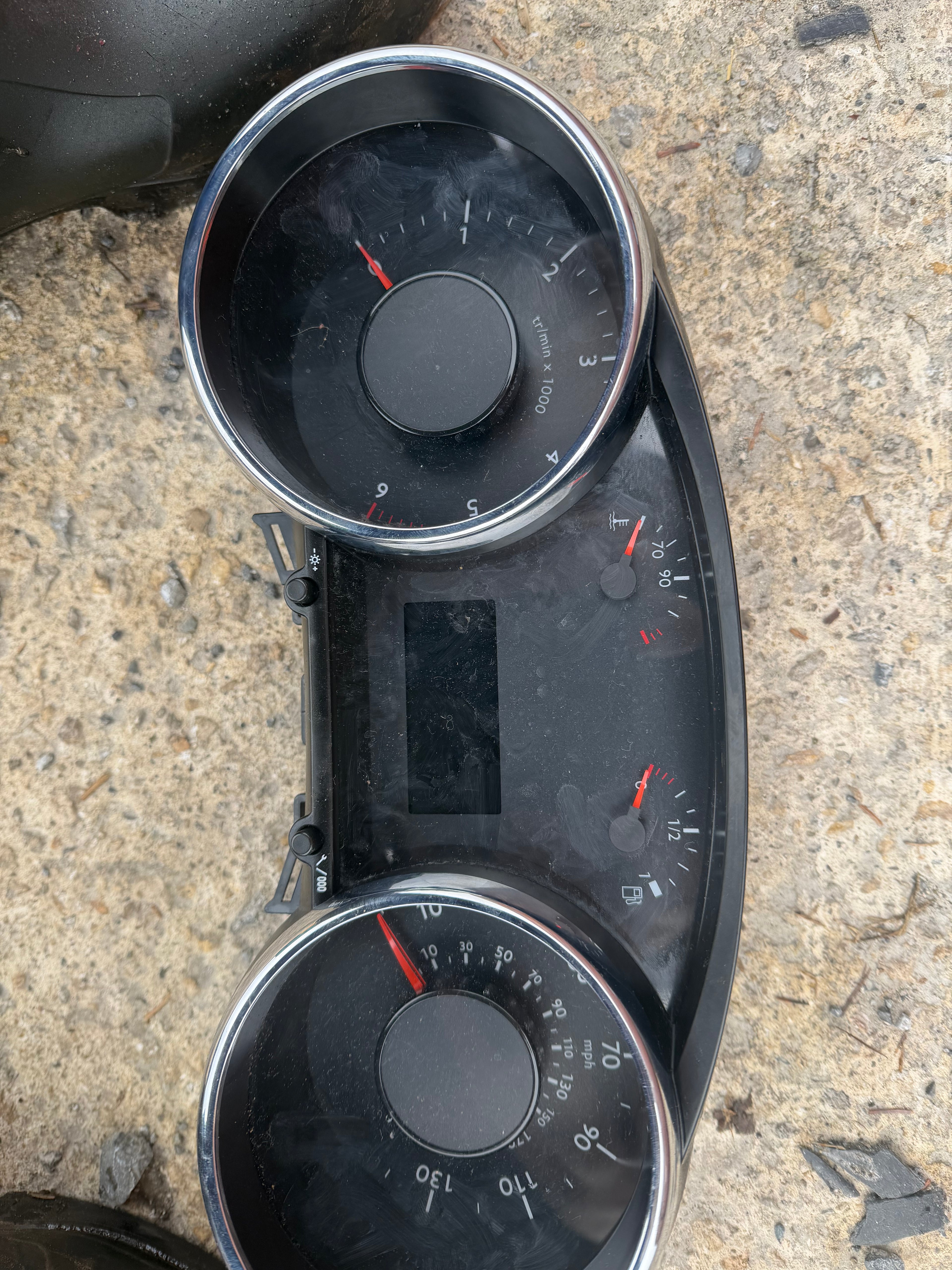 Peugeot 3008 2010 1.6 hdi semi auto instrument cluster