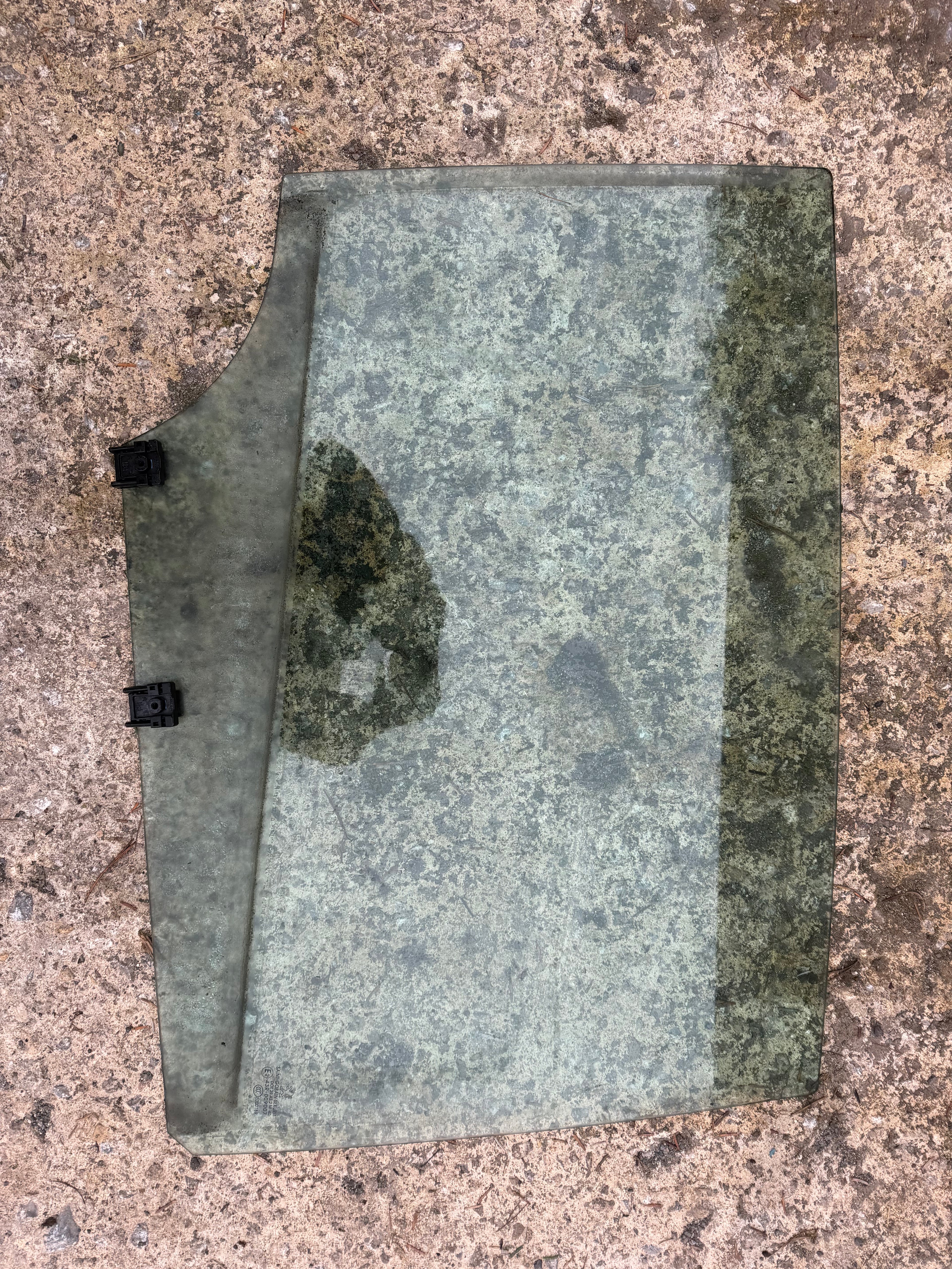 Peugeot 3008 2010 driver rear window