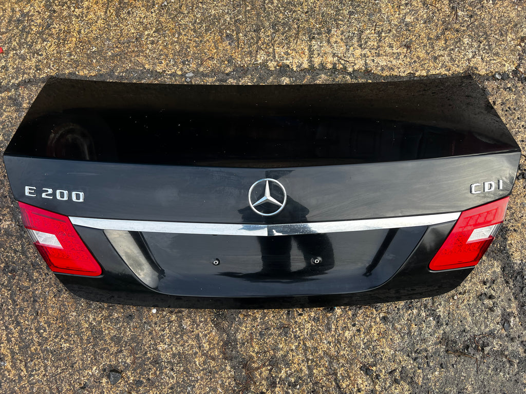 Mercedes Benz e200 boot and lights