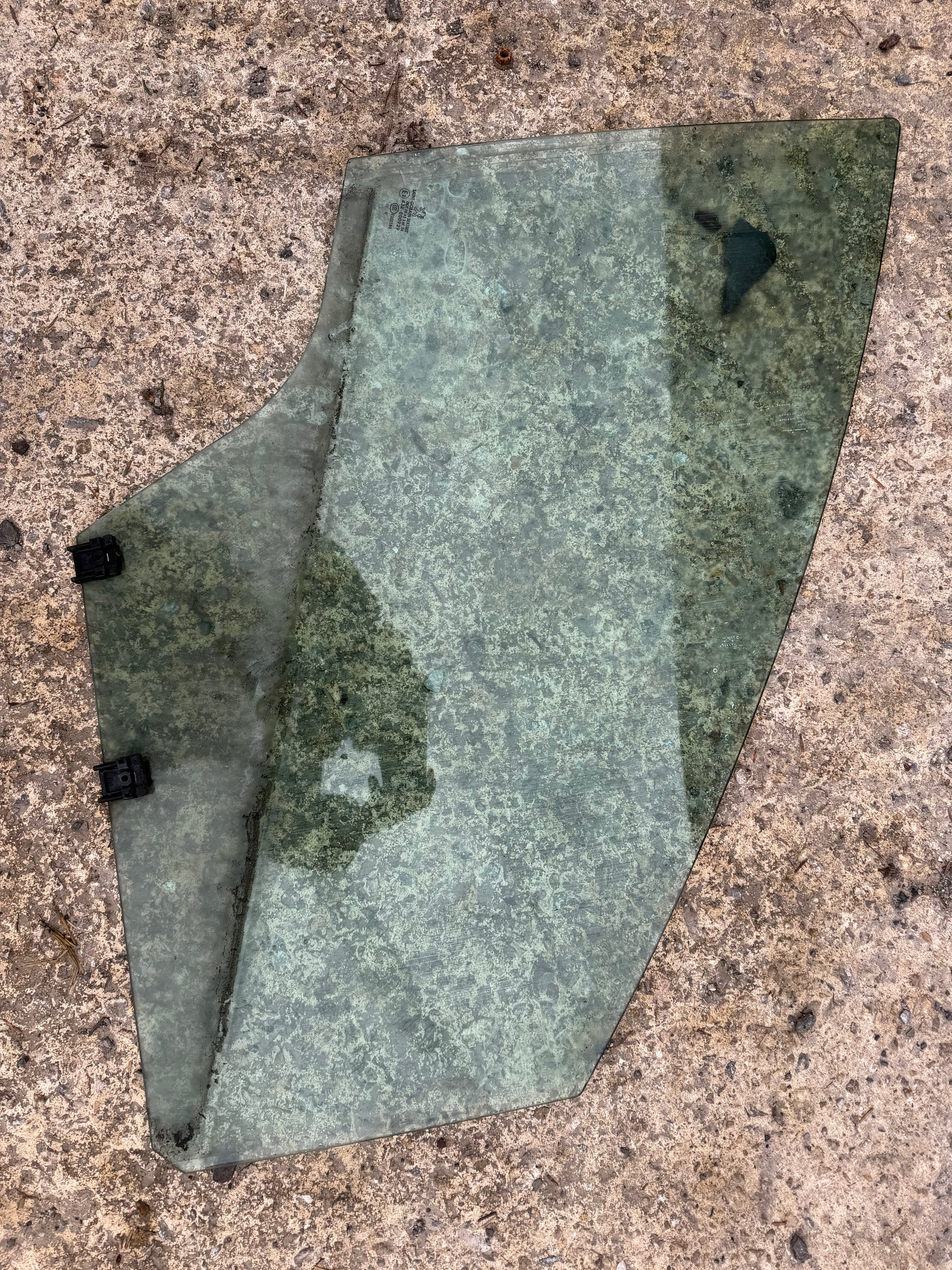 Peugeot 3008 2010 driver front window