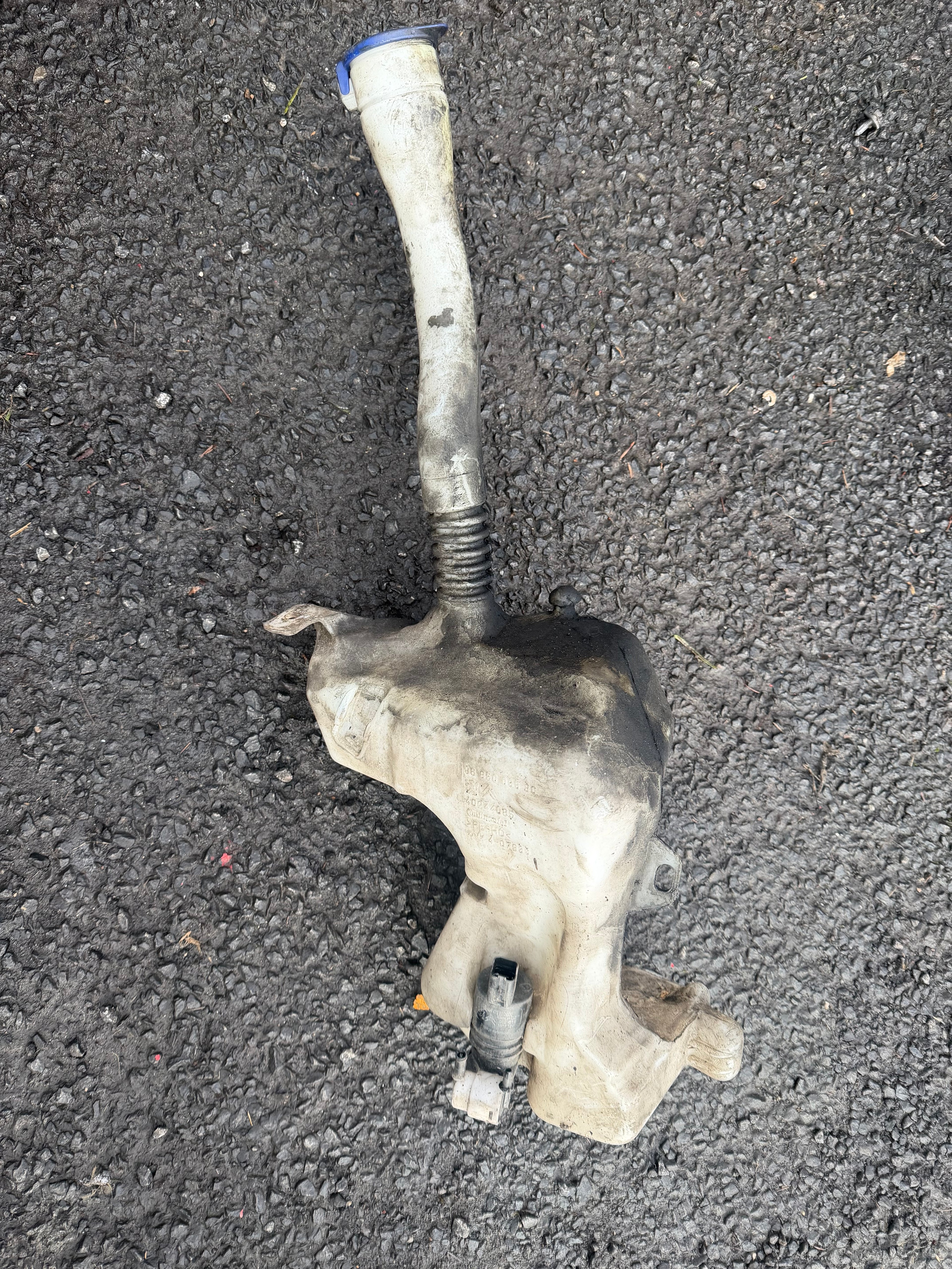 Peugeot 3008 2010 washer bottle and motor