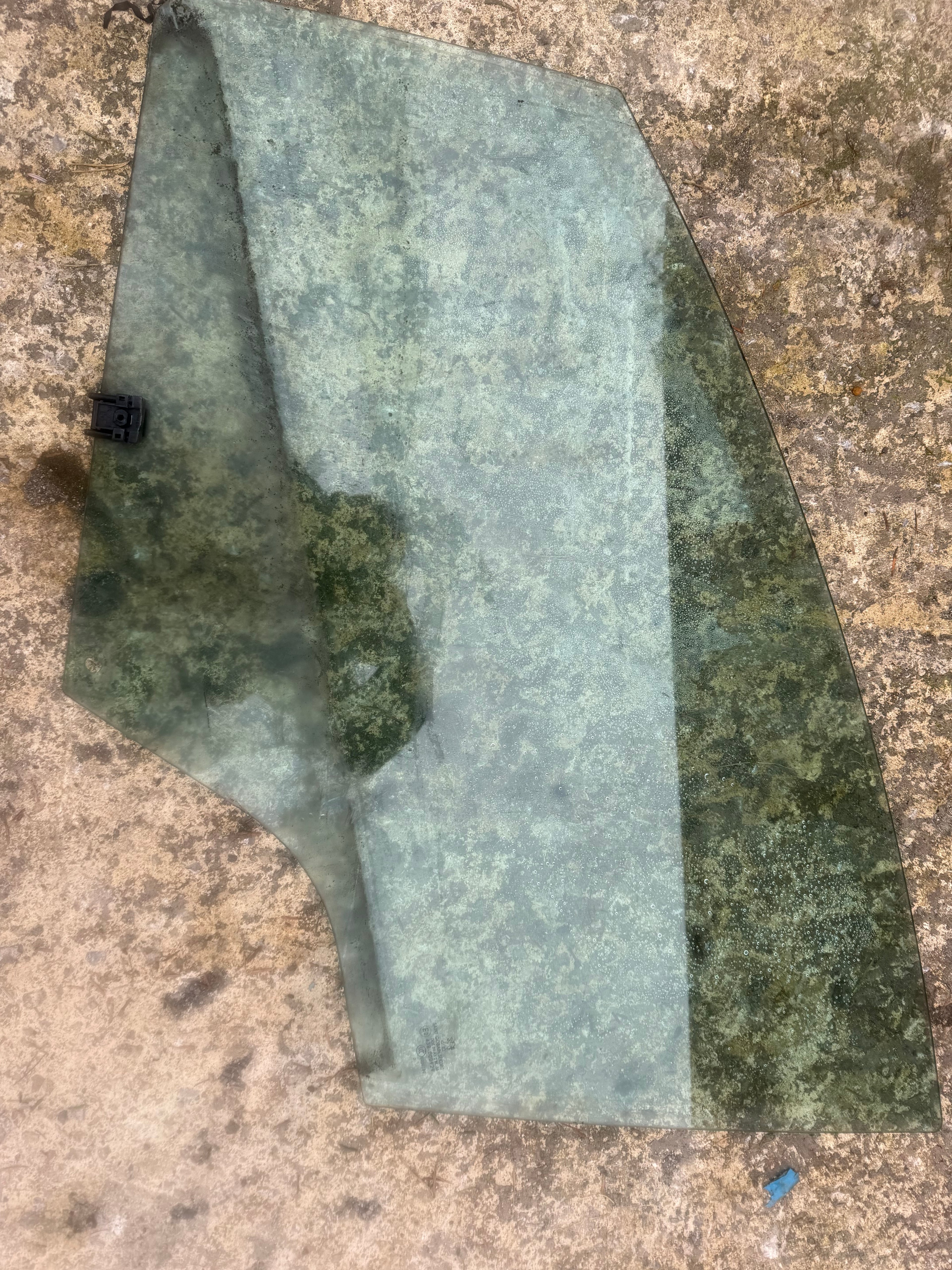 Peugeot 3008 2010 passenger front window