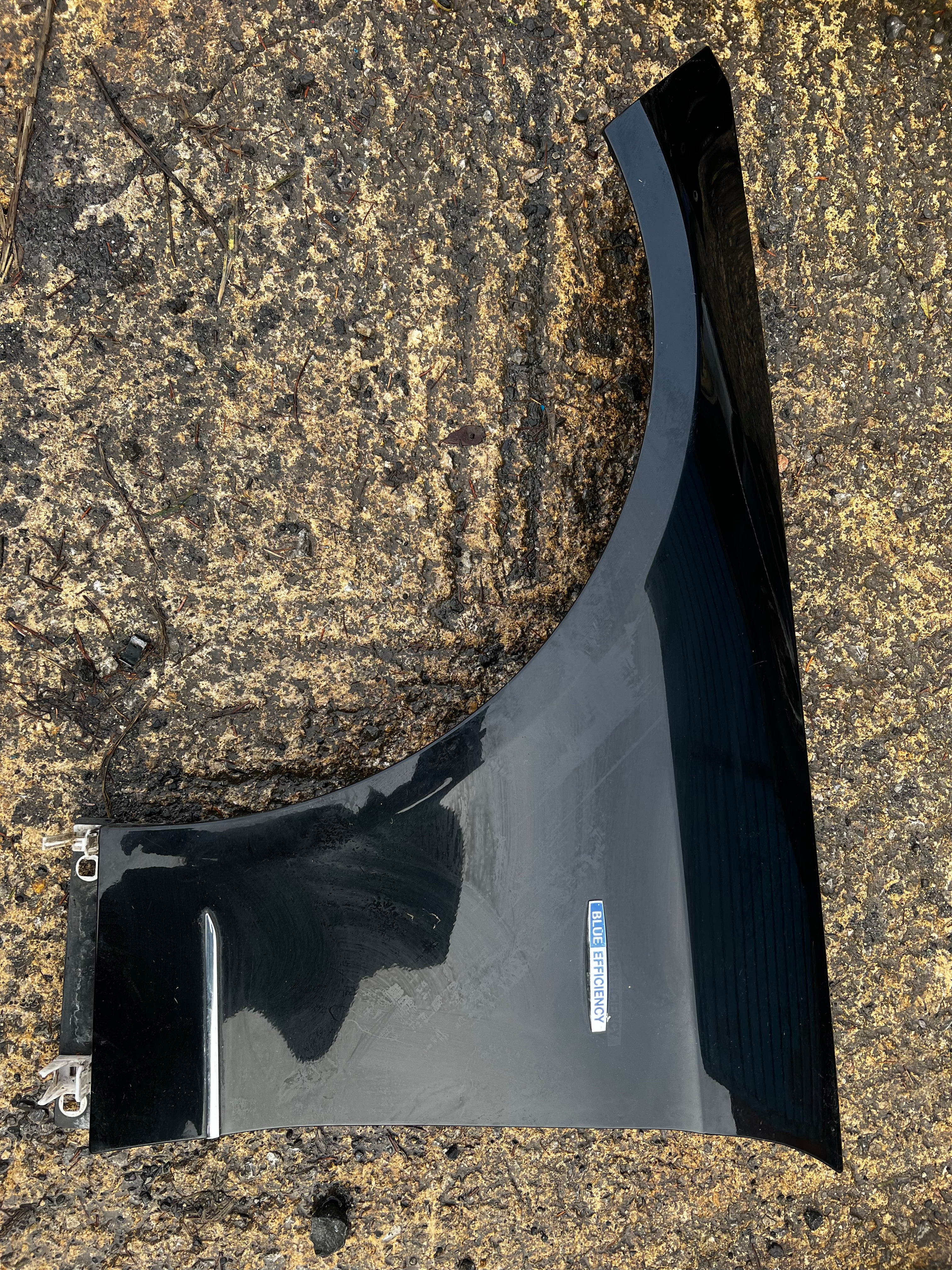 Mercedes e200 2009 passenger side wing