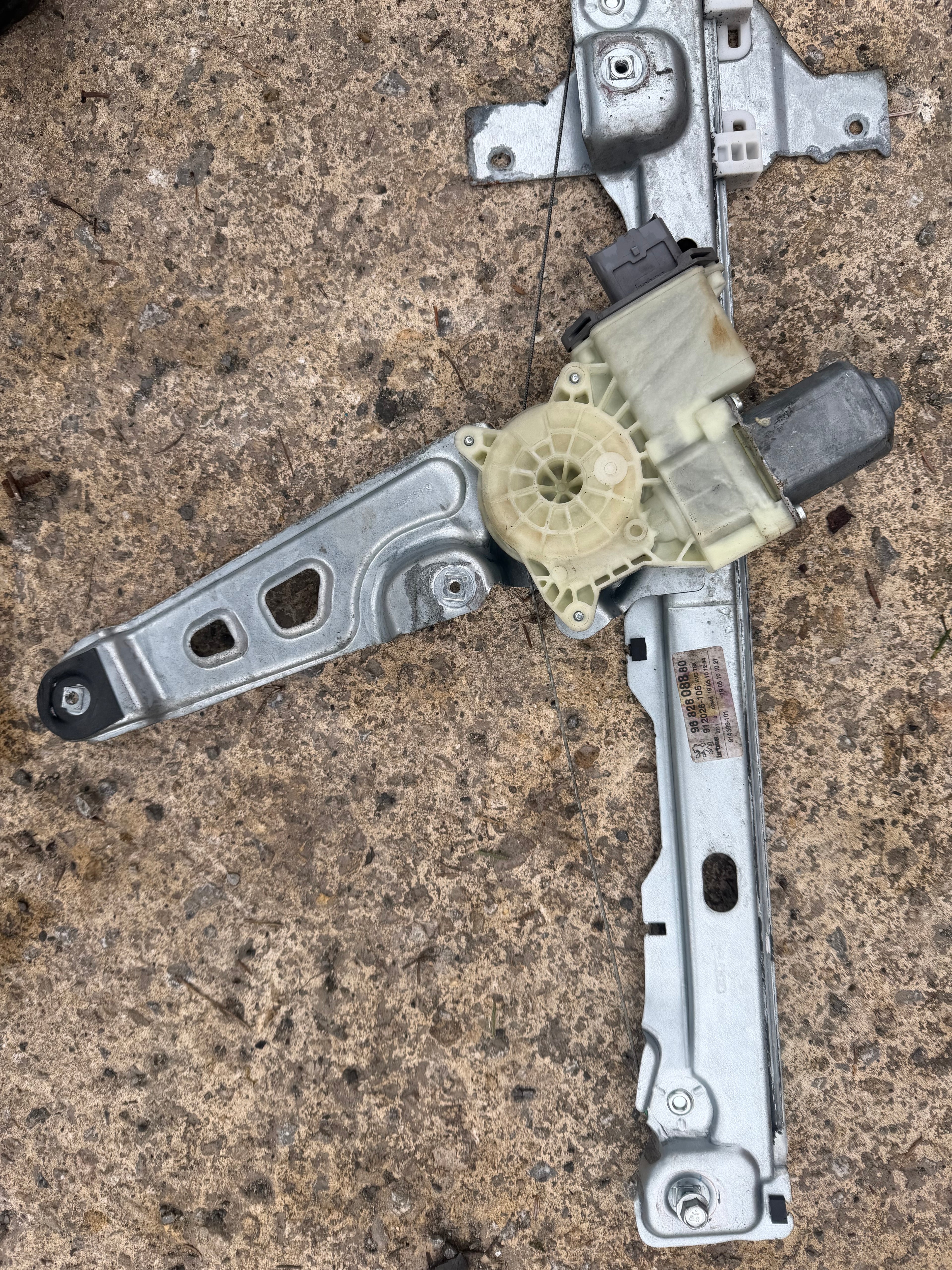 Peugeot 3008 2010 driver front window reg and motor