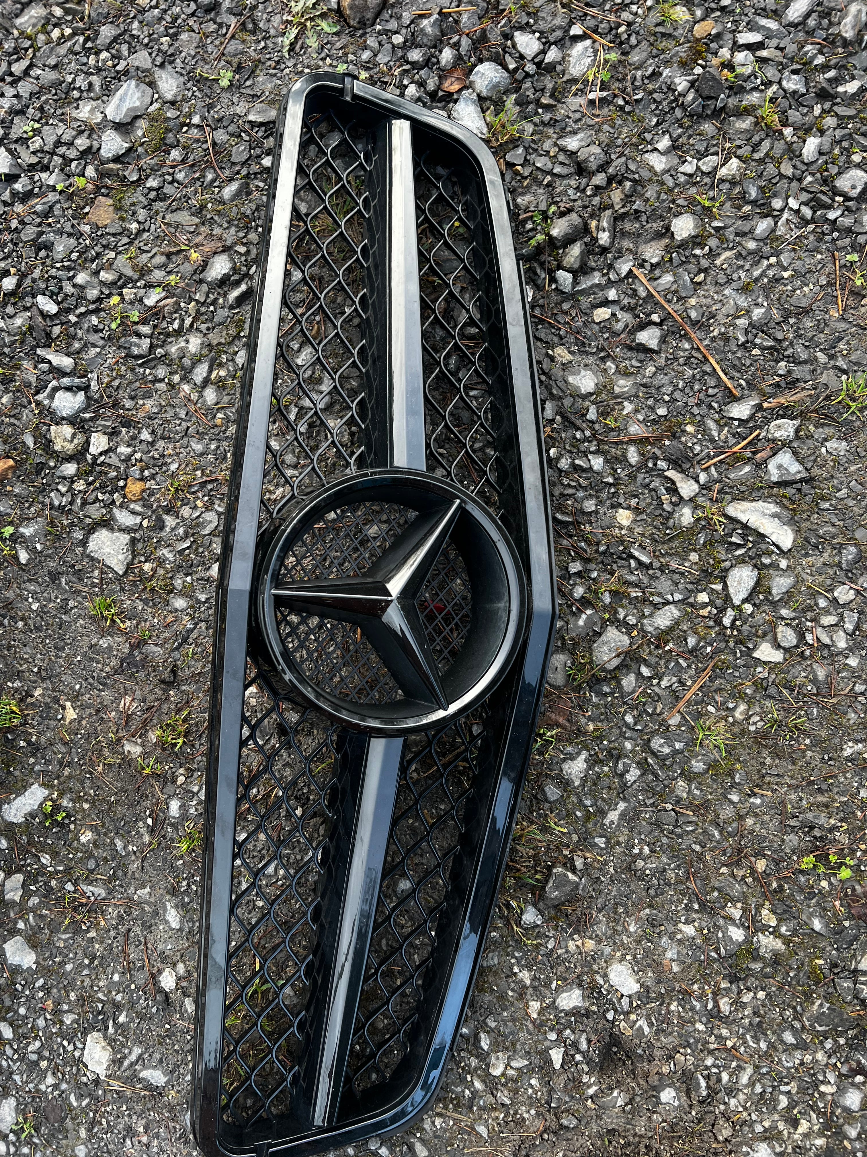 Mercedes C220 2007 gloss black grill